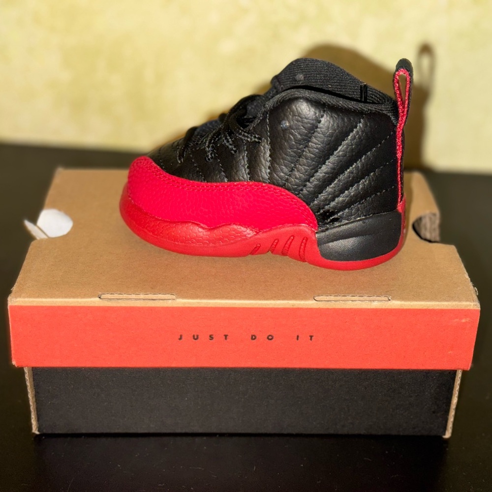 Jordan 12 Retro
Reverse Flu Game (TD)